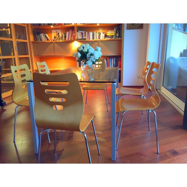Designový stůl s šesti židlemi
